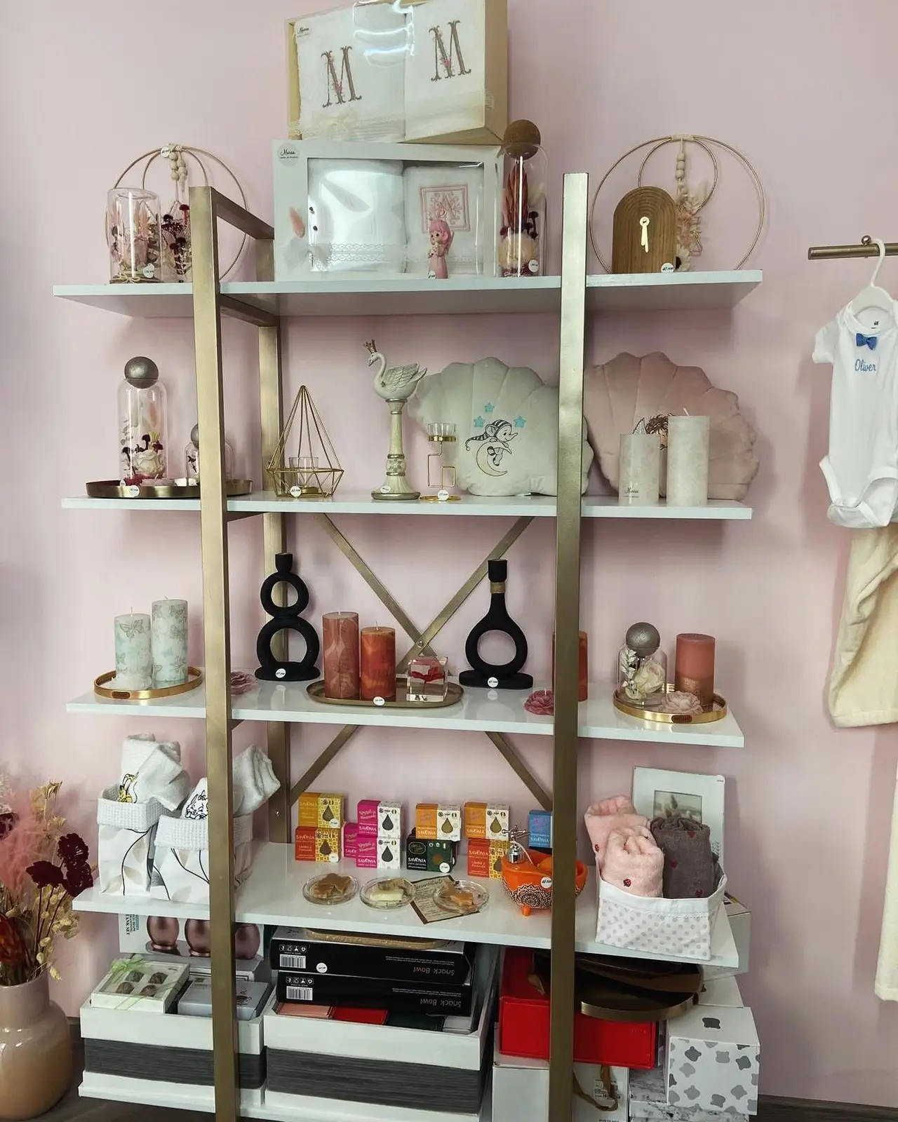 Interiorul atelierului Murra, cu rafturi de cadouri, cutii și decorațiuni