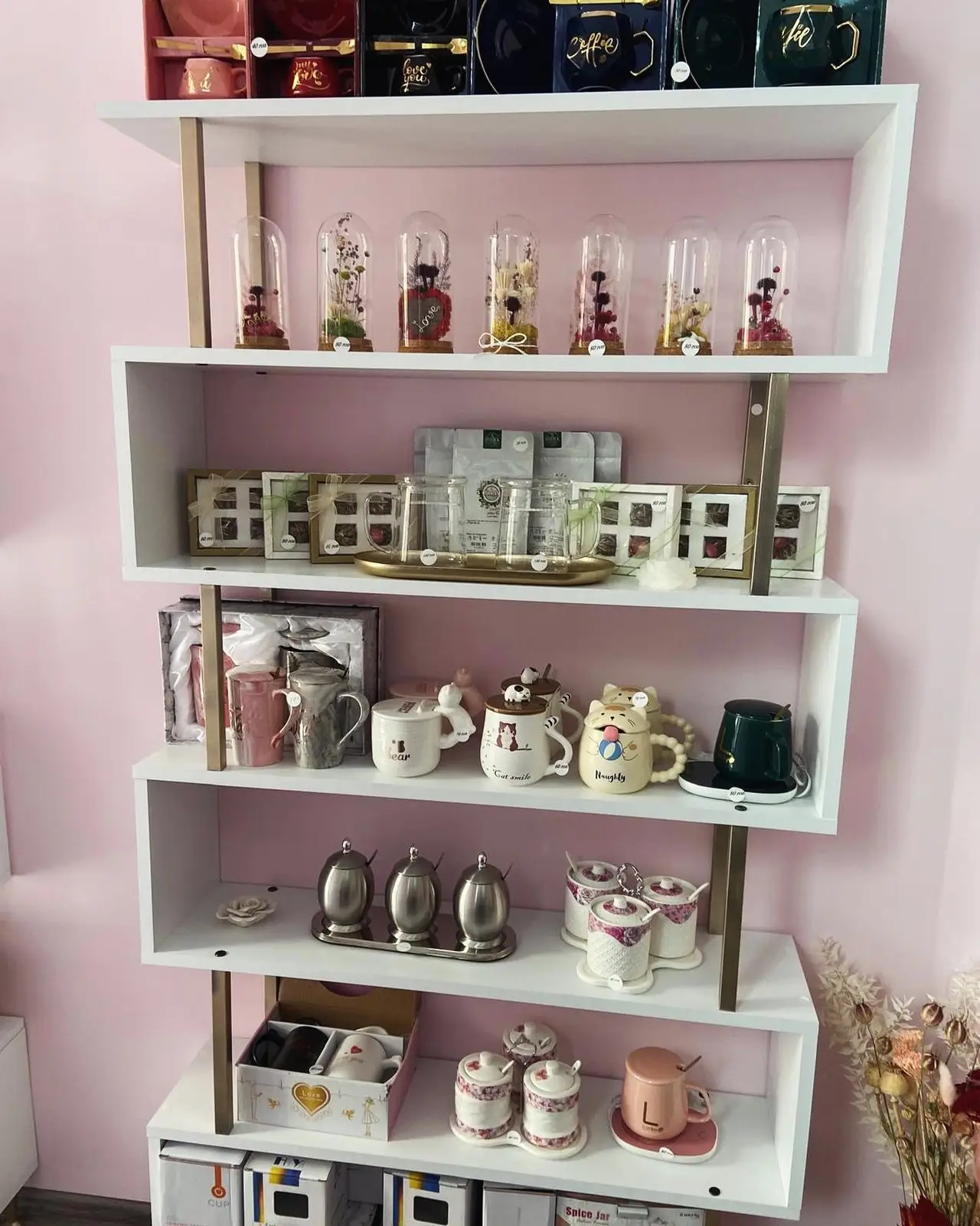 Rafturile atelierului Murra din Bacău, cu cadouri și decorațiuni