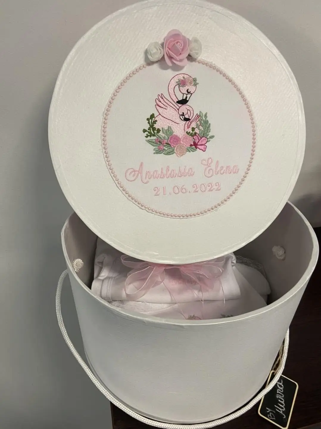 Cutie rotundă de trusou cu capac brodat cu flamingo, flori, numele fetiței și data botezului