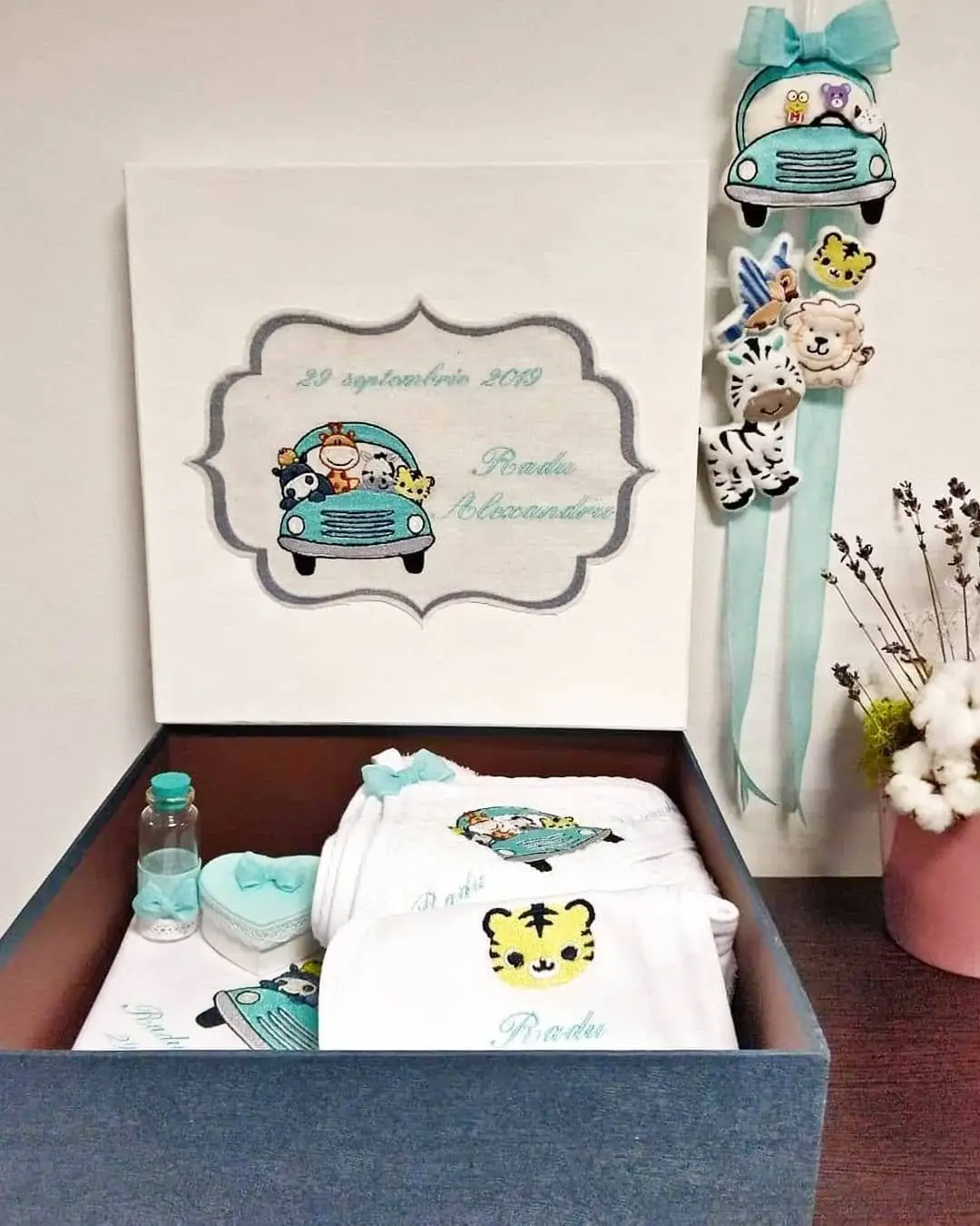 Cutie mare de trusou pentru băiețel, cu mașinuță brodată, nume, dată și accesorii asortate