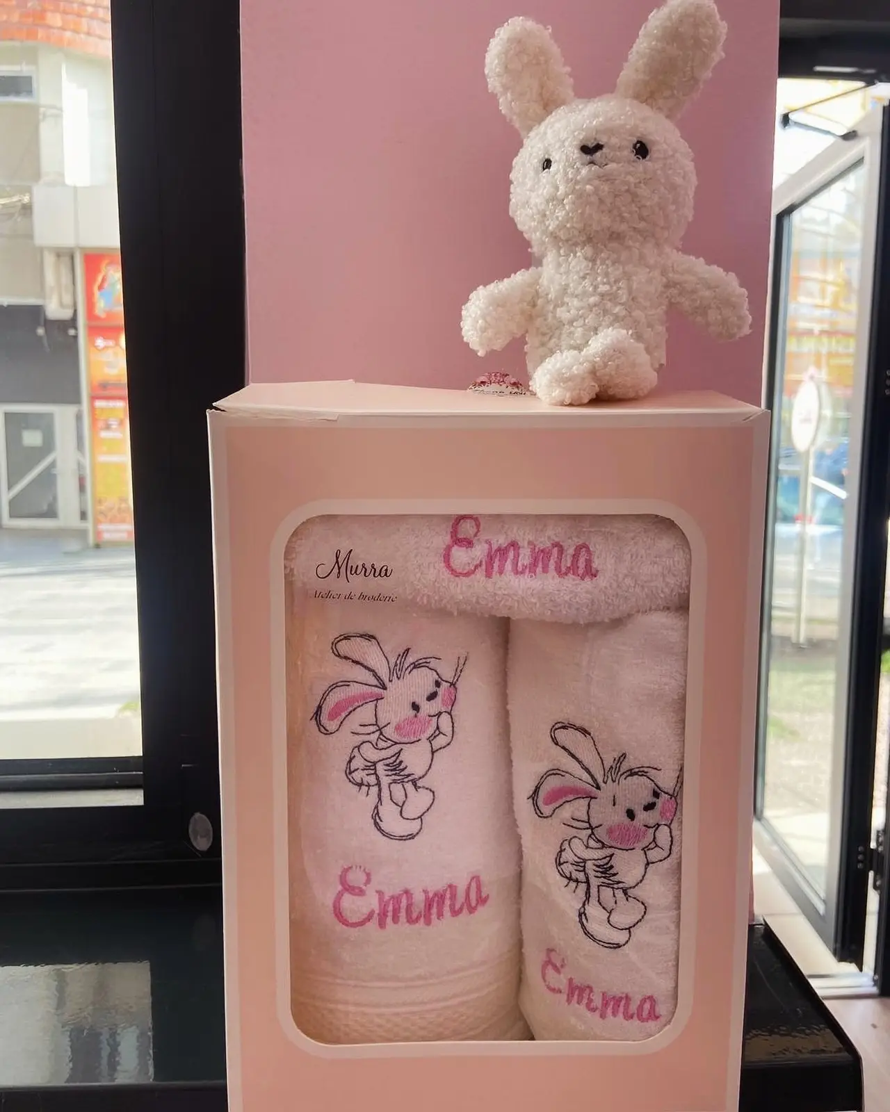 Cutie roz cu prosoape brodate cu nume și iepuraș, alături de un iepuraș de pluș