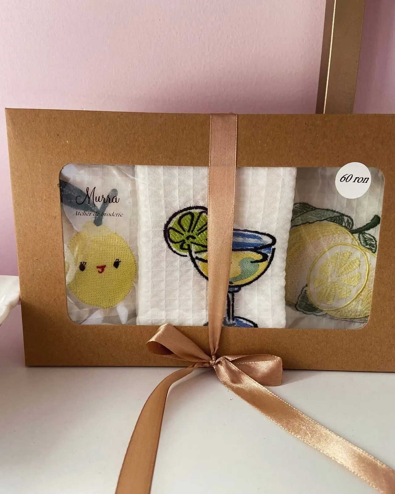 Cutie cadou kraft cu trei ștergare de bucătărie brodate cu puișor, cocktail și lămâie
