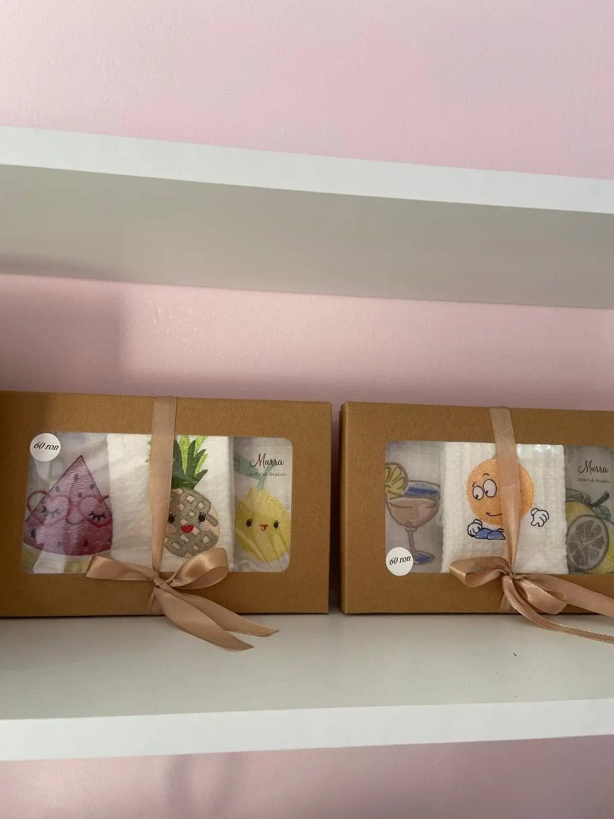 Raft cu seturi cadou în cutii kraft cu prosoape brodate